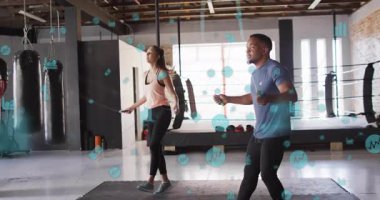 Kadın ve erkek halat sallıyor. Animasyon veri simgeleriyle zıplıyorlar. Fitness, egzersiz, spor, eğitim, sağlık, güç