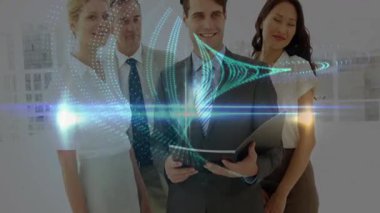 Ofisteki iş ekibi tableti dinleyip analiz için dönen holografik veri halkaları üretiyor. İşbirliği, yenilik, fütüristik, teknoloji, şirket, iletişim, dijital