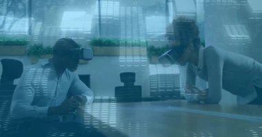 İş arkadaşları VR kulaklık takıyor ve teknoloji tanıtımında yüzen şebeke simülasyonunu inceliyor. Futuristik, işbirliği, yenilik, görselleştirme, dijital, teknoloji, profesyonel