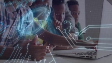 Öğretmen dizüstü bilgisayarda beş çocuğa rehberlik ediyor. Pisti takip ediyor ve eğitimdeki veri kadranlarını değiştiriyor. Eğitim, akıl hocalığı, işbirliği, yenilik, teknoloji, öğrenme, dijital