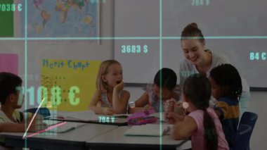 Öğretmen masaya eğilip kağıda işaret ediyor, ders için animasyon finans çizelgelerini aktifleştiriyor. Eğitim, sınıf, veri görselleştirme, öğrenme, işbirliği, analiz, akademik