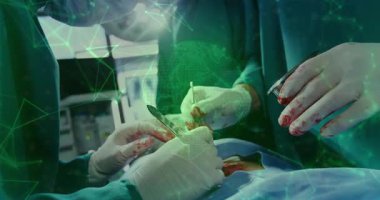 Neşter kullanan cerrah ve asistan AR kaplamalarıyla iyileşmek için karın kesiği açıyorlar. Cerrahi, tıp, klinik, teknoloji, yenilik, takım çalışması, hassasiyet