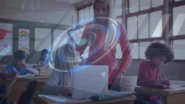 Öğrenci ellerine dizüstü bilgisayarda rehberlik eden ve öğrenmek için holografik arayüzü çalıştıran öğretmen. Eğitim, teknoloji, yenilik, dijital, sınıf, etkileşim, yardım