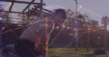 Diz çökerek yükselen adam tetikçi ortağının Burpee 'ye katılmasını, senkronize olmasını ve spor için lastik çevirmesini sağlar. Spor, güç, takım çalışması, açık hava, egzersiz, sağlık, motivasyon.