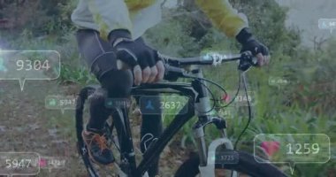 Bisikletçi pedal çeviriyor ve yüzen sosyal simgeler yaratıyor. Kamera görüntüleriyle bağlantıyı gösteriyor. Macera, teknoloji, fitness, açık hava, hareket, görselleştirme, manzara