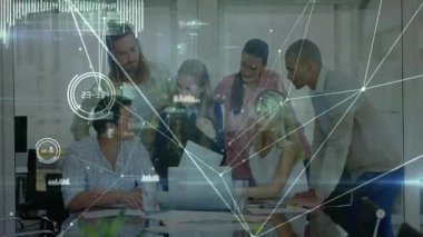 İşletme takımını dizüstü bilgisayarla yönlendiren adam kağıtları geçiyor, çizelgeleri canlandırıyor ve fikir birliğini doğruluyor. İşbirliği, takım çalışması, sunum, analitik, strateji, profesyonel, beyin fırtınası