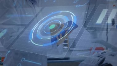 Laboratuar araştırmacısı mavi cihazı kavrayıp holografik halkaları yansıtıyor, verileri hizalıyor, sonuçları kaydediyor. Teknoloji, yenilik, bilim, fütürizm, kesinlik, deney, yüksek teknoloji