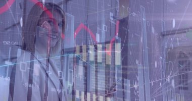 Ofiste akıllı telefon kullanan beyaz iş kadınının istatistiksel veri işleme görüntüsü. İş verileri ve analitik teknoloji kavramı