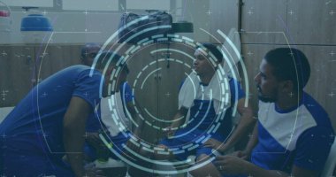 Değişik futbol oyuncularının soyunma odasındaki görüntü ve veri işleme. Spor, rekabet ve veri işleme kavramı dijital olarak oluşturulmuş imaj.