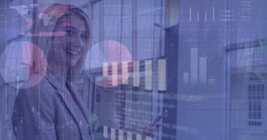 Ofiste akıllı telefon kullanan beyaz iş kadınının istatistiksel veri işleme görüntüsü. İş verileri ve analitik teknoloji kavramı