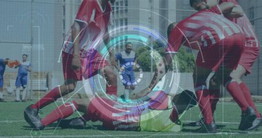 Sahadaki çeşitli futbol oyuncularının tarama ve veri işleme görüntüleri. Spor, rekabet ve veri işleme kavramı dijital olarak oluşturulmuş imaj.