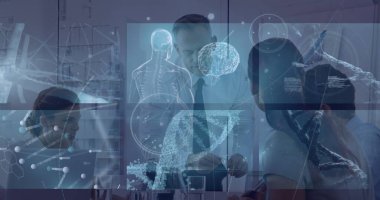 Dijital insan anatomisi görüntüsü, kıdemli beyaz adamın iş arkadaşlarıyla toplantıda tartışması üzerine. Dijital bileşik, çoklu pozlama, medikal, iş dünyası, takım çalışması, iletişim, teknoloji.