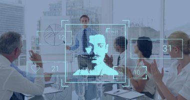 Kravat takan bir sunucu toplantı odasındaki cam masada veri örtüsü ile pasta grafiğini açıklıyor. Şirket, işbirliği, yenilik, veri görselleştirme, profesyonellik, ufuk çizgisi, strateji