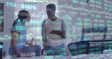 Ofisteki çeşitli iş adamlarının veri işleme görüntüsü. Küresel iş ve dijital arayüz kavramı dijital olarak oluşturulmuş görüntü.