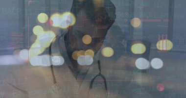 Aydınlatılmış lenslerin görüntüsü ve beyaz doktorların hastanede rapor yazması üzerine grafikler. Dijital bileşik, çoklu pozlama, ışık, tıbbi kayıt ve sağlık konsepti.