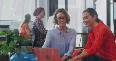 İstatistiksel veri işleme görüntüsü. Ofiste tartışan iki farklı bayan meslektaşın üzerinde. İş verileri ve analitik teknoloji kavramı