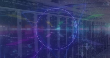 Merkezi sunucu raflarında yanıp sönen LED 'ler, kablo tepsileri ve veri merkezinde dijital kaplamalar var. Teknoloji, ağ oluşturma, dijital, altyapı, yenilik, bağlantı, siber