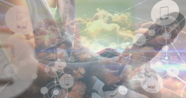 Kafkasyalı engelli bir adamın üzerinde bulutlar olan bir ağ ve gökyüzü görüntüsü. Küresel teknoloji, bağlantılar ve dijital arayüz konsepti dijital olarak oluşturuldu.