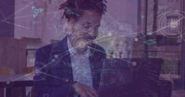 Kafkasyalı bir iş adamının bir kafede dizüstü bilgisayar kullanması. Küresel ağ ve iş teknolojisi kavramı