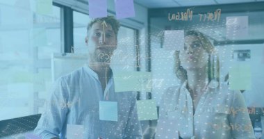 Kafkas erkek ve kadın meslektaşları hakkında ofiste tartışan veri işleme görüntüsü. Bilgisayar arayüzü ve iş teknolojisi kavramı