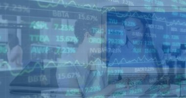 Ofiste tartışan iki farklı kadına karşı borsa veri işleme görüntüsü. Küresel ekonomi ve iş teknolojisi kavramı