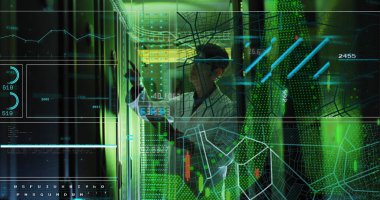 Sunucu odasındaki Asyalı erkek çalışanın veri işleme görüntüsü. Küresel iş ve dijital arayüz kavramı dijital olarak oluşturulmuş görüntü.