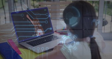 Laptop 'ta resim arayan bir kıza karşı, yuvarlak tarayıcı ve mikro işlemci bağlantılarının görüntüsü. Okul ve eğitim teknolojisi kavramı