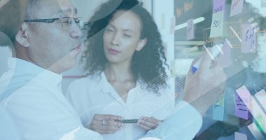 Çok ırklı iş arkadaşlarının tartışıp notlar yazması üzerine dijital bilgi arayüzü. Dijital bileşik, çoklu pozlama, iş, finans, ofis, kodlama ve teknoloji kavramı.