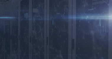 Bilgisayar sunucu odasındaki ışık noktalarının ve bağlantı ağının resmi. Küresel ağ ve iş depolama teknolojisi kavramı