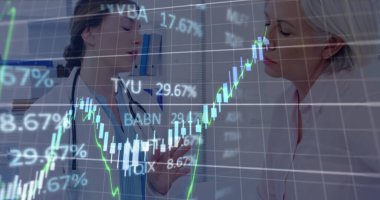 Finansal grafikler ve beyaz kadın doktorların hastalarla konuştuğu veriler. Sağlık, ilaç ve finans kavramı dijital olarak üretilen imaj.