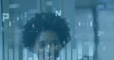 İş dünyasındaki gülümseyen kadın, pazarları analiz etmek için şamdan çizelgeleri ve bar grafikleriyle ofiste takılıyor. Profesyonel, finans, analitik, kararlılık, kurumsal, dijital, modern