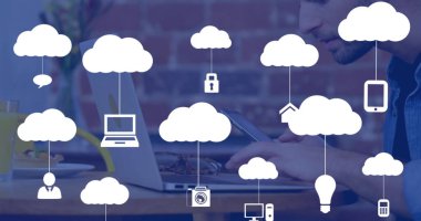 Kot gömlek giyen işçiler kafede tablet kullanıyorlar, laptop, kahvaltı malzemeleri, bulut simgeleri. Eş zamanlı, serbest, modern, dijital, işbirlikçi, gelişigüzel, yenilikçi