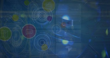 Yeşil dijital ekranda teknik simgelerin ve verilerin görüntüsü. Ağ, bağlantılar, iletişim ve teknoloji konsepti dijital olarak oluşturuldu.