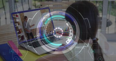 Yuvarlak tarayıcı ve veri işleme görüntüsü. Kızın bilgisayarında görüntü çağrısı var. Okul ve eğitim teknolojisi kavramı