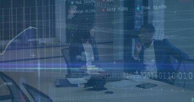 Ofiste tartışan çok ırklı meslektaşlara karşı hareket eden finans verilerinin görüntüsü. Dijital bileşik, çoklu pozlama, iş, teknoloji, kalkınma, ekonomi, toplantı, kodlama, ortaklar.