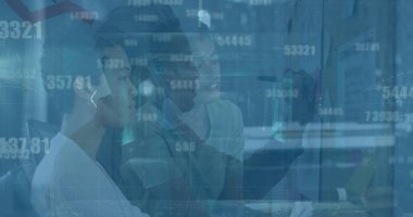 Ofiste çalışan farklı kadınların mali verilerinin ve grafiklerinin resmi. İş, finans, ekonomi, iletişim ve işbirliği konsepti dijital olarak oluşturulmuş görüntü.