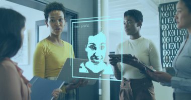 İş elbiseli kadınlar ofiste hologram kullanıcı profilini izliyorlar, dizüstü bilgisayar tabletleri klasörüyle. Teknoloji, işbirliği, fütüristik, yenilik, takım çalışması, dijital, kurumsal