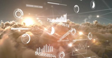 Gün batımında bulutlu gökyüzünde grafik ve veri işleme görüntüsü. Küresel iletişim, araştırma, dijital arayüz ve dijital olarak oluşturulan veri konsepti.
