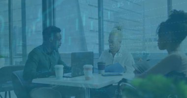 Ofisteki çeşitli iş arkadaşlarıyla ilgili finansal verilerin ve grafiklerin resmi. İş, finans ve ekonomi kavramı dijital olarak oluşturulmuş imaj.