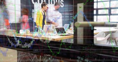 Konferans odasında dizüstü bilgisayarlı kahve fincanlarıyla hisse senedi analizi yapan iş arkadaşları. Takım çalışması, yenilik, iş, profesyonel, üretkenlik, iletişim, modern