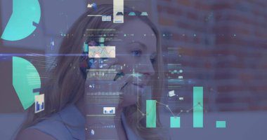 Kafkas iş kadınının akıllı telefondan konuştuğu veri işleme görüntüsü. Küresel iş, finans ve dijital arayüz kavramı dijital olarak oluşturulmuş görüntü.