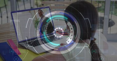 Yuvarlak tarayıcı ve veri işleme görüntüsü. Kızın bilgisayarında görüntü çağrısı var. Okul ve eğitim teknolojisi kavramı