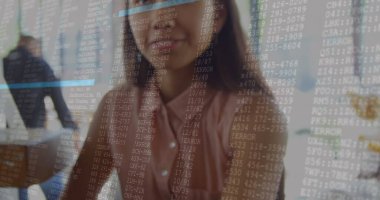 Akıllı hatunla ödeme yapan kadının veri işleme görüntüsü. Küresel teknoloji, bilgisayar ve dijital arayüz kavramı dijital olarak oluşturulmuş görüntü.