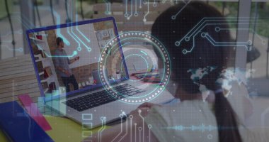 Laptop 'ta resim arayan bir kıza karşı, yuvarlak tarayıcı ve mikro işlemci bağlantılarının görüntüsü. Okul ve eğitim teknolojisi kavramı