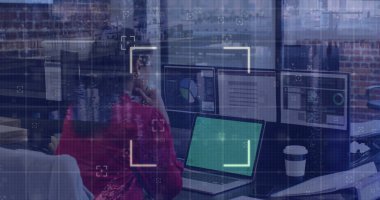 Ofisteki dizüstü bilgisayarla iş kadınının veri işleme görüntüsü. Küresel iş, bilgisayar ve dijital arayüz kavramı dijital olarak oluşturulmuş görüntü.