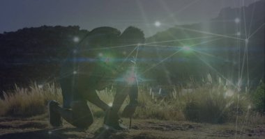 Açık havada ayakkabı bağlayan Afro-Amerikan formda bir adamın parlayan bağlantıları. Spor ve spor teknolojisi kavramı