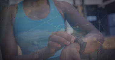 Akıllı seğirme kullanan Afro-Amerikan kadınlarının üzerindeki bulutlarla bağlantılı ağ ve gökyüzü görüntüsü. Küresel teknoloji, bağlantılar ve dijital arayüz konsepti dijital olarak oluşturuldu.