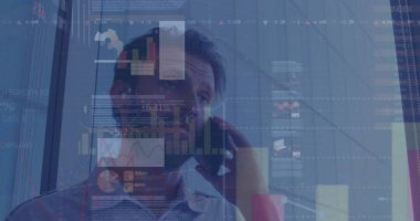 Kafkas iş adamının akıllı telefondan konuştuğu veri işleme görüntüsü. Küresel iş, finans ve dijital arayüz kavramı dijital olarak oluşturulmuş görüntü.