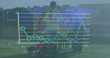 Sahadaki çeşitli futbolcuların istatistik ve veri işleme görüntüleri. Spor, rekabet ve veri işleme kavramı dijital olarak oluşturulmuş imaj.