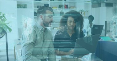 Bilgisayarda tartışan dijital bilgi arayüzü, DNA sarmalı ve çok ırklı iş arkadaşlarının görüntüsü. Dijital bileşik, çoklu pozlama, veri, finans, genetik, sağlık, takım çalışması, teknoloji.